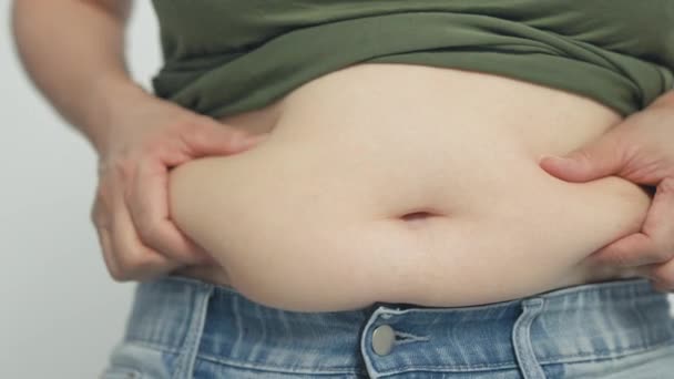 肥胖的女人 肥胖的女人 手拿着多余的腹部脂肪的女人 — 图库视频影像