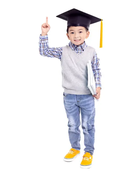 快乐的亚洲小学毕业生 戴着毕业帽 手拉手地指点着 图库图片