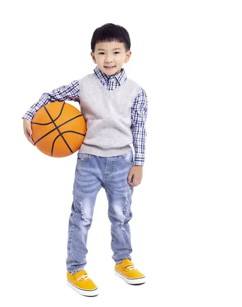 幸せなアジアの少年は 白い背景に隔離されたバスケットボールと微笑みを持っています — ストック写真