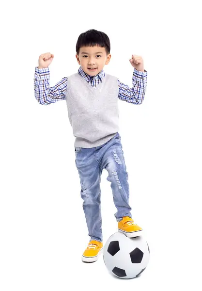 快乐的亚洲男孩 站在与足球隔离的白色背景 免版税图库图片