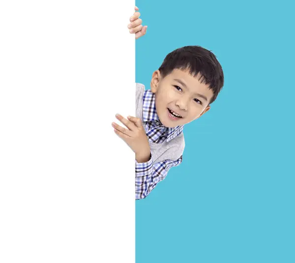 Feliz Ásia Menino Segurando Com Branco Vazio Banner — Fotografia de Stock