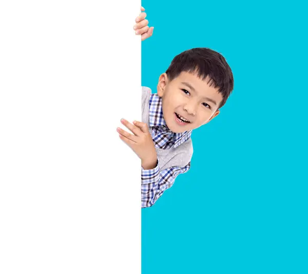 Glücklicher Asiatischer Junge Mit Weißem Leeren Banner Stockfoto