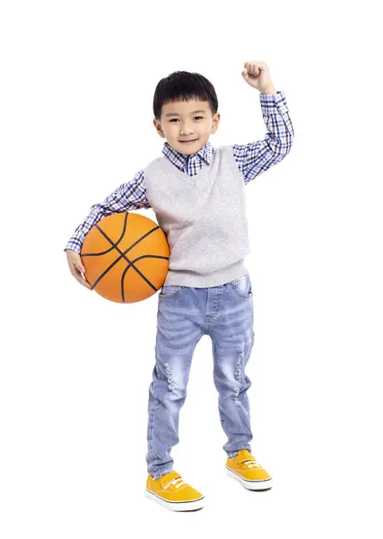 白い背景に隔離されたバスケットボールを持っている幸せなアジアの少年 ストック画像