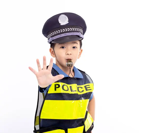 Kind Als Polizist Verkleidet Steht Und Zeigt Stoppschild lizenzfreie Stockbilder