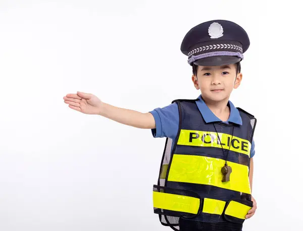 穿着警察服装站在白人背景前的孩子 免版税图库照片