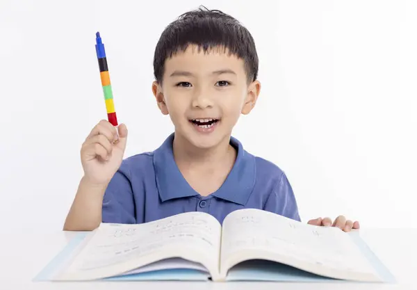 Sonriente Asiático Niño Escolar Estudiar Dibujo Casa Imagen de stock