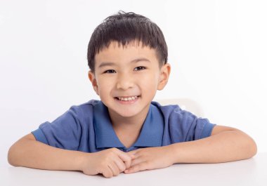 Gülümseyen bir çocuğun portresi.