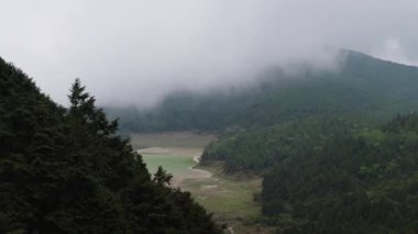 Taipingshan 'daki Cueifong Gölü Ulusal Orman Dinlenme Alanı, Tayvan.