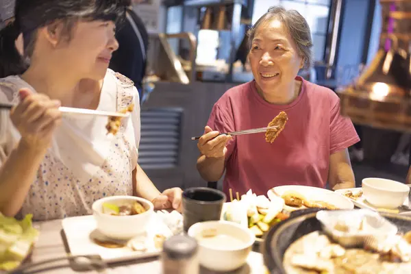 Glückliche Mutter Und Tochter Feiern Muttertag Restaurant Stockfoto
