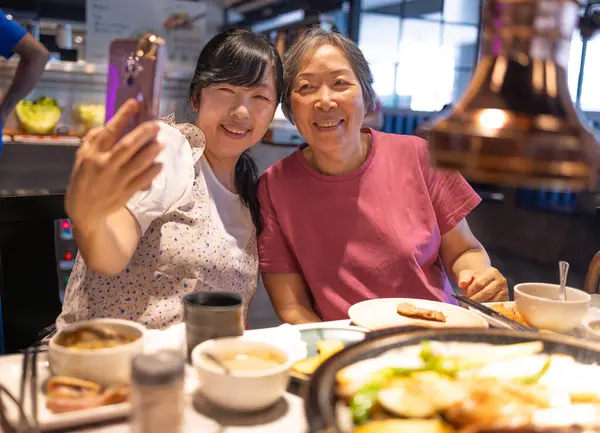 Feliz Madre Hija Celebrando Día Las Madres Tomando Selfie Restaurante Fotos De Stock