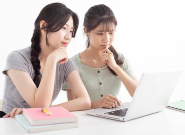 İki öğrenci birlikte çalışıyor ve bilgisayarı izliyor. 