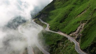 Tayvan 'da dağ yolunun bulutlu havadan görünüşü.
