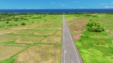 Taitung, Tayvan 'da hava manzaralı kıyı şeridi ve yol.