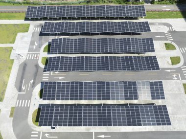 Bir otoparkın çatısındaki yenilikçi güneş panellerinin üstündeki hava manzarası
