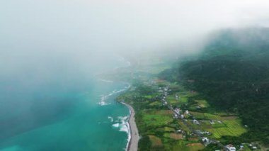 Taitung, Tayvan 'ın hava manzaralı kıyı şeridi..