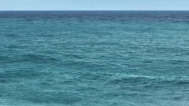 Balıkçı teknesinde çalışan hava manzaralı balıkçı.