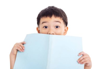 Şaşırmış Çocuk elinde kitap ve ifade şoku beyazı izole etti.