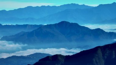 Bulut ve dağın havadan görünüşü