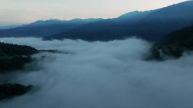 Bulut ve dağın havadan görünüşü