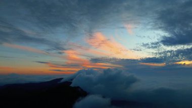Gün batımında Tayvan 'daki Alishan Dağı' nın havadan görünüşü