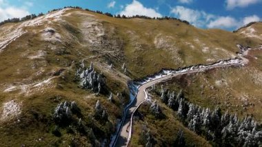 Hehuan Dağı, Tayvan 'daki dağ yolu ile kışın manzarası..
