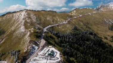 Hehuan Dağı, Tayvan 'daki dağ yolu ile kışın manzarası..