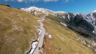 Hehuan Dağı, Tayvan 'daki dağ yolu ile kışın manzarası..