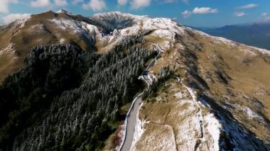 Hehuan Dağı, Tayvan 'daki dağ yolu ile kışın manzarası..