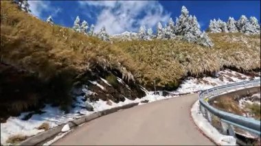 Kışın dolambaçlı yollarda araba sürmek