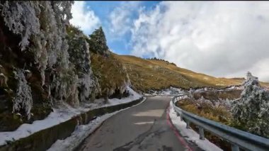 Kışın dolambaçlı yollarda araba sürmek