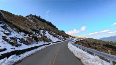 Kışın dolambaçlı yollarda araba sürmek