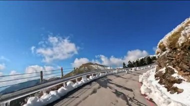 Kışın dolambaçlı yollarda araba sürmek