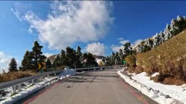 Kışın dolambaçlı yollarda araba sürmek