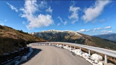 Kışın dolambaçlı yollarda araba sürmek