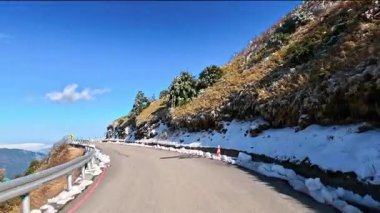 Kışın dolambaçlı yollarda araba sürmek