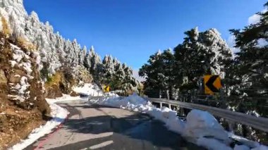 Kışın dolambaçlı yollarda araba sürmek