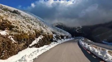 Kışın dolambaçlı yollarda araba sürmek