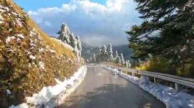 Kışın dolambaçlı yollarda araba sürmek