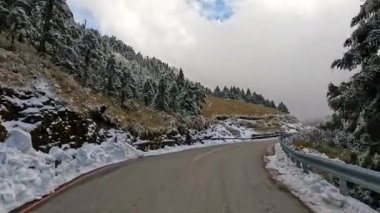 Kışın dolambaçlı yollarda araba sürmek