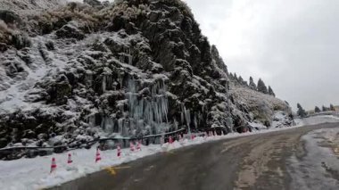 Kışın dolambaçlı yollarda araba sürmek