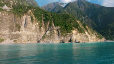 Taroko Ulusal Parkı 'ndaki Qingshui Kayalıkları' nın havadan görünüşü, Tayvan.