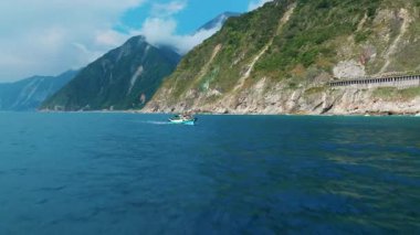 Taroko Ulusal Parkı 'ndaki Qingshui Kayalıkları' nın havadan görünüşü, Tayvan.