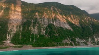 Taroko Ulusal Parkı 'ndaki Qingshui Kayalıkları' nın havadan görünüşü, Tayvan.