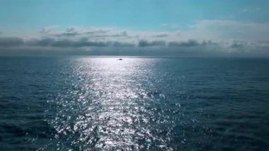 Deniz yüzeyinin ve balıkçı teknelerinin havadan görünüşü