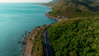 Tayvan 'da kıyı şeridinde araba sürüşünün hava görüntüsü