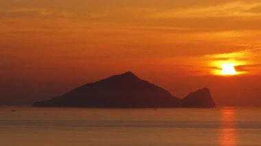 Guishan adasının güneş doğarken deniz manzarası.