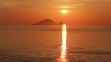 Guishan adasının güneş doğarken deniz manzarası.