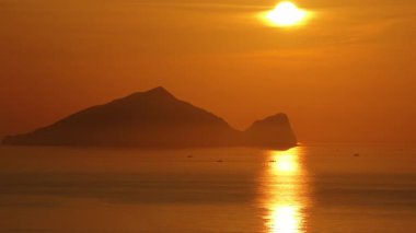 Guishan adasının güneş doğarken deniz manzarası.