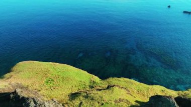 Kıyı şeridi ve mercan resiflerinin havadan görünüşü