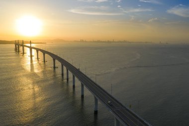 Günbatımında Tayvan 'daki Kinmen Köprüsü' nün havadan görüntüsü